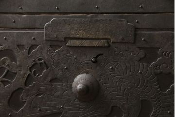 和製アンティーク　明治期　桐材　杉材　隠し付き　鳳凰・鶴亀など吉祥モチーフの透かし金具が目を惹く重ね箪笥(引き出し、時代箪笥、収納箪笥、衣装箪笥、和たんす、和タンス)(R-061623)