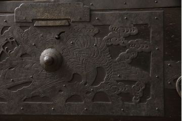 和製アンティーク　明治期　桐材　杉材　隠し付き　鳳凰・鶴亀など吉祥モチーフの透かし金具が目を惹く重ね箪笥(引き出し、時代箪笥、収納箪笥、衣装箪笥、和たんす、和タンス)(R-061623)