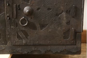和製アンティーク　明治期　桐材　杉材　隠し付き　鳳凰・鶴亀など吉祥モチーフの透かし金具が目を惹く重ね箪笥(引き出し、時代箪笥、収納箪笥、衣装箪笥、和たんす、和タンス)(R-061623)