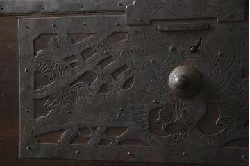 和製アンティーク　明治期　桐材　杉材　鳳凰など吉祥モチーフの透かし金具が目を惹くローチェスト(ローボード、引き出し、時代箪笥、収納箪笥、和たんす、和タンス)(R-061624)