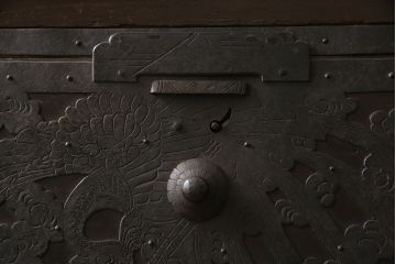 和製アンティーク　明治期　桐材　杉材　鳳凰など吉祥モチーフの透かし金具が目を惹くローチェスト(ローボード、引き出し、時代箪笥、収納箪笥、和たんす、和タンス)(R-061624)