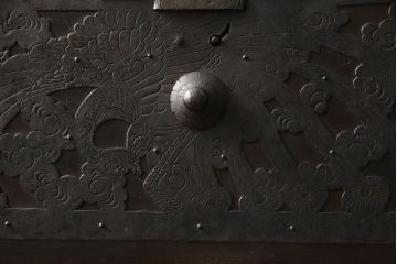 和製アンティーク　明治期　桐材　杉材　鳳凰など吉祥モチーフの透かし金具が目を惹くローチェスト(ローボード、引き出し、時代箪笥、収納箪笥、和たんす、和タンス)(R-061624)