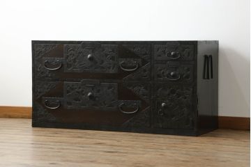 和製アンティーク　明治期　桐材　杉材　隠し付き　鶴亀など吉祥モチーフの透かし金具が目を惹くローチェスト(ローボード、引き出し、時代箪笥、収納箪笥、和たんす、和タンス)(R-061625)