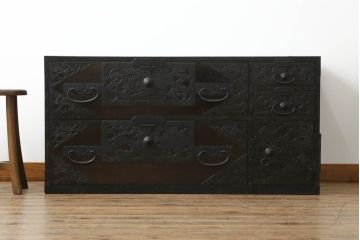 和製アンティーク　明治期　桐材　杉材　隠し付き　鶴亀など吉祥モチーフの透かし金具が目を惹くローチェスト(ローボード、引き出し、時代箪笥、収納箪笥、和たんす、和タンス)(R-061625)