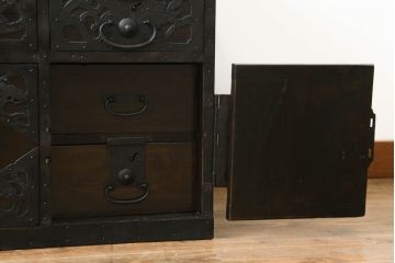 和製アンティーク　明治期　桐材　杉材　隠し付き　鶴亀など吉祥モチーフの透かし金具が目を惹くローチェスト(ローボード、引き出し、時代箪笥、収納箪笥、和たんす、和タンス)(R-061625)