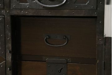 和製アンティーク　明治期　桐材　杉材　隠し付き　鶴亀など吉祥モチーフの透かし金具が目を惹くローチェスト(ローボード、引き出し、時代箪笥、収納箪笥、和たんす、和タンス)(R-061625)