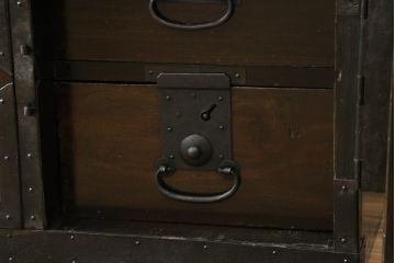 和製アンティーク　明治期　桐材　杉材　隠し付き　鶴亀など吉祥モチーフの透かし金具が目を惹くローチェスト(ローボード、引き出し、時代箪笥、収納箪笥、和たんす、和タンス)(R-061625)