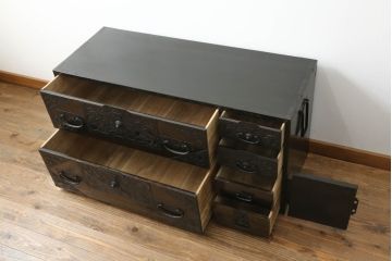 和製アンティーク　明治期　桐材　杉材　隠し付き　鶴亀など吉祥モチーフの透かし金具が目を惹くローチェスト(ローボード、引き出し、時代箪笥、収納箪笥、和たんす、和タンス)(R-061625)