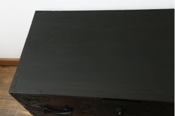 和製アンティーク　明治期　桐材　杉材　隠し付き　鶴亀など吉祥モチーフの透かし金具が目を惹くローチェスト(ローボード、引き出し、時代箪笥、収納箪笥、和たんす、和タンス)(R-061625)