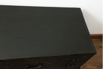 和製アンティーク　明治期　桐材　杉材　隠し付き　鶴亀など吉祥モチーフの透かし金具が目を惹くローチェスト(ローボード、引き出し、時代箪笥、収納箪笥、和たんす、和タンス)(R-061625)