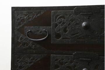 和製アンティーク　明治期　桐材　杉材　隠し付き　鶴亀など吉祥モチーフの透かし金具が目を惹くローチェスト(ローボード、引き出し、時代箪笥、収納箪笥、和たんす、和タンス)(R-061625)