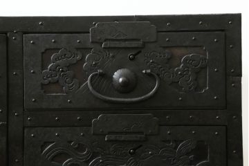 和製アンティーク　明治期　桐材　杉材　隠し付き　鶴亀など吉祥モチーフの透かし金具が目を惹くローチェスト(ローボード、引き出し、時代箪笥、収納箪笥、和たんす、和タンス)(R-061625)