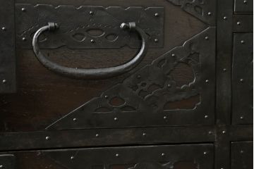 和製アンティーク　明治期　桐材　杉材　隠し付き　鶴亀など吉祥モチーフの透かし金具が目を惹くローチェスト(ローボード、引き出し、時代箪笥、収納箪笥、和たんす、和タンス)(R-061625)
