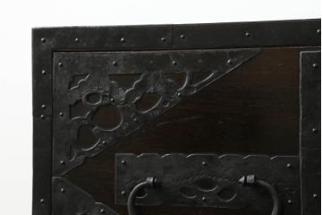 和製アンティーク　明治期　桐材　杉材　隠し付き　鶴亀など吉祥モチーフの透かし金具が目を惹くローチェスト(ローボード、引き出し、時代箪笥、収納箪笥、和たんす、和タンス)(R-061625)