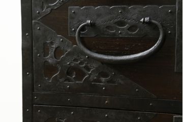 和製アンティーク　明治期　桐材　杉材　隠し付き　鶴亀など吉祥モチーフの透かし金具が目を惹くローチェスト(ローボード、引き出し、時代箪笥、収納箪笥、和たんす、和タンス)(R-061625)