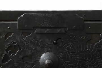 和製アンティーク　明治期　桐材　杉材　隠し付き　鶴亀など吉祥モチーフの透かし金具が目を惹くローチェスト(ローボード、引き出し、時代箪笥、収納箪笥、和たんす、和タンス)(R-061625)