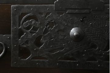 和製アンティーク　明治期　桐材　杉材　隠し付き　鶴亀など吉祥モチーフの透かし金具が目を惹くローチェスト(ローボード、引き出し、時代箪笥、収納箪笥、和たんす、和タンス)(R-061625)