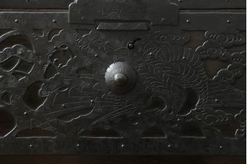 和製アンティーク　明治期　桐材　杉材　隠し付き　鶴亀など吉祥モチーフの透かし金具が目を惹くローチェスト(ローボード、引き出し、時代箪笥、収納箪笥、和たんす、和タンス)(R-061625)