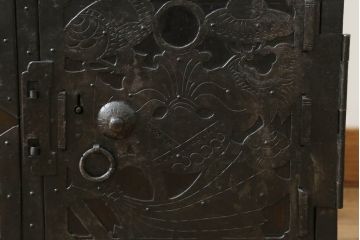 和製アンティーク　明治期　桐材　杉材　隠し付き　鶴亀など吉祥モチーフの透かし金具が目を惹くローチェスト(ローボード、引き出し、時代箪笥、収納箪笥、和たんす、和タンス)(R-061625)