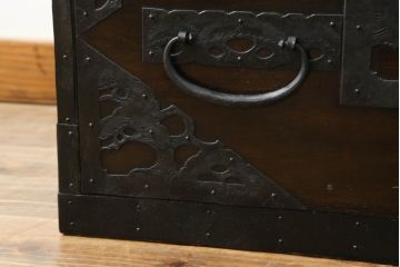 和製アンティーク　明治期　桐材　杉材　隠し付き　鶴亀など吉祥モチーフの透かし金具が目を惹くローチェスト(ローボード、引き出し、時代箪笥、収納箪笥、和たんす、和タンス)(R-061625)