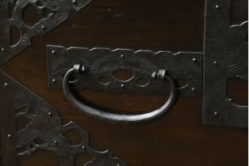和製アンティーク　明治期　桐材　杉材　隠し付き　鶴亀など吉祥モチーフの透かし金具が目を惹くローチェスト(ローボード、引き出し、時代箪笥、収納箪笥、和たんす、和タンス)(R-061625)