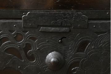和製アンティーク　明治期　桐材　杉材　隠し付き　鶴亀など吉祥モチーフの透かし金具が目を惹くローチェスト(ローボード、引き出し、時代箪笥、収納箪笥、和たんす、和タンス)(R-061625)