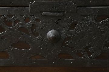 和製アンティーク　明治期　桐材　杉材　隠し付き　鶴亀など吉祥モチーフの透かし金具が目を惹くローチェスト(ローボード、引き出し、時代箪笥、収納箪笥、和たんす、和タンス)(R-061625)