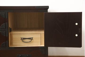 中古　筑後民芸　表面欅(ケヤキ)材　重厚な佇まいが魅力的なテレビ台(ローボード、ローチェスト、衣装箪笥、収納棚、戸棚、整理箪笥、和タンス、引き出し、テレビボード)(R-061636)