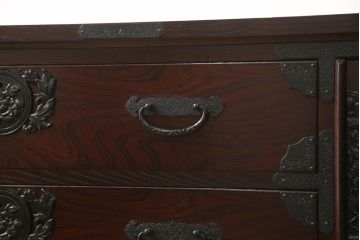 中古　筑後民芸　表面欅(ケヤキ)材　重厚な佇まいが魅力的なテレビ台(ローボード、ローチェスト、衣装箪笥、収納棚、戸棚、整理箪笥、和タンス、引き出し、テレビボード)(R-061636)