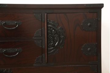 中古　筑後民芸　表面欅(ケヤキ)材　重厚な佇まいが魅力的なテレビ台(ローボード、ローチェスト、衣装箪笥、収納棚、戸棚、整理箪笥、和タンス、引き出し、テレビボード)(R-061636)