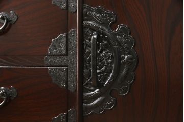 中古　筑後民芸　表面欅(ケヤキ)材　重厚な佇まいが魅力的なテレビ台(ローボード、ローチェスト、衣装箪笥、収納棚、戸棚、整理箪笥、和タンス、引き出し、テレビボード)(R-061636)