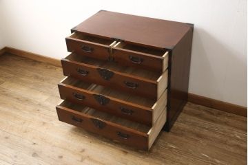 中古　国産　手造り民芸家具　内部厚手桐材　存在感のある金具と揺らぐ水面の様な木目がマッチした和箪笥(収納タンス、衣装たんす、整理箪笥、引き出し、サイドチェスト)(R-061637)