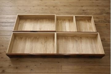 中古　国産　手造り民芸家具　内部厚手桐材　存在感のある金具と揺らぐ水面の様な木目がマッチした和箪笥(収納タンス、衣装たんす、整理箪笥、引き出し、サイドチェスト)(R-061637)