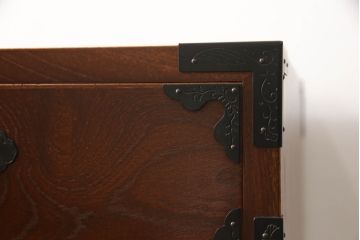 中古　国産　手造り民芸家具　内部厚手桐材　存在感のある金具と揺らぐ水面の様な木目がマッチした和箪笥(収納タンス、衣装たんす、整理箪笥、引き出し、サイドチェスト)(R-061637)