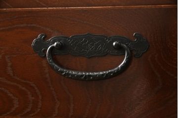 中古　国産　手造り民芸家具　内部厚手桐材　存在感のある金具と揺らぐ水面の様な木目がマッチした和箪笥(収納タンス、衣装たんす、整理箪笥、引き出し、サイドチェスト)(R-061637)