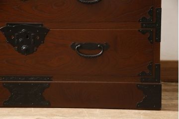 中古　国産　手造り民芸家具　内部厚手桐材　存在感のある金具と揺らぐ水面の様な木目がマッチした和箪笥(収納タンス、衣装たんす、整理箪笥、引き出し、サイドチェスト)(R-061637)