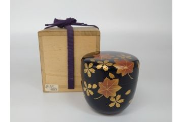 輪島塗　蒔絵　春秋　桜と紅葉の共演美が目を引く棗(共箱付き、金地、茶器、漆器、漆工芸)(R-061653)