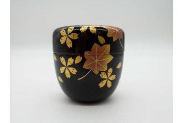 輪島塗　蒔絵　春秋　桜と紅葉の共演美が目を引く棗(共箱付き、金地、茶器、漆器、漆工芸)(R-061653)