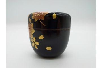 輪島塗　蒔絵　春秋　桜と紅葉の共演美が目を引く棗(共箱付き、金地、茶器、漆器、漆工芸)(R-061653)