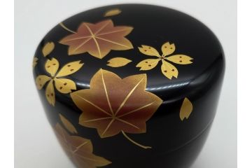 輪島塗　蒔絵　春秋　桜と紅葉の共演美が目を引く棗(共箱付き、金地、茶器、漆器、漆工芸)(R-061653)