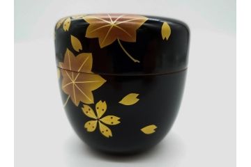 輪島塗　蒔絵　春秋　桜と紅葉の共演美が目を引く棗(共箱付き、金地、茶器、漆器、漆工芸)(R-061653)