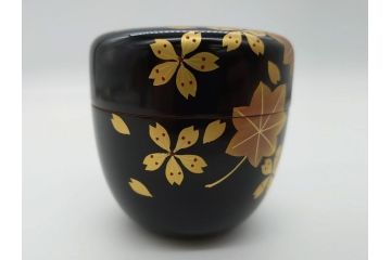 輪島塗　蒔絵　春秋　桜と紅葉の共演美が目を引く棗(共箱付き、金地、茶器、漆器、漆工芸)(R-061653)
