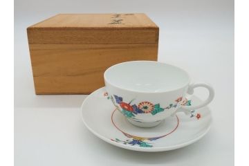 人間国宝　十四代　酒井田柿右衛門　錦　菊鳥文　紅葉椀　カップ&ソーサー(共箱付き、濁手、磁器、陶磁器、色絵、作家物、C&S)(R-061656)
