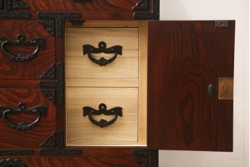 中古　美品　岩谷堂箪笥　漆塗り　重厚感のある立派な金具が威厳を放つ車箪笥(和箪笥、和タンス、衣装たんす、収納タンス、引き出し)(R-061657)