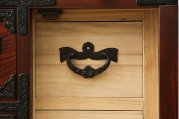 中古　美品　岩谷堂箪笥　漆塗り　重厚感のある立派な金具が威厳を放つ車箪笥(和箪笥、和タンス、衣装たんす、収納タンス、引き出し)(R-061657)