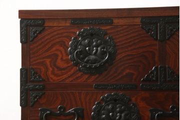 中古　美品　岩谷堂箪笥　漆塗り　重厚感のある立派な金具が威厳を放つ車箪笥(和箪笥、和タンス、衣装たんす、収納タンス、引き出し)(R-061657)