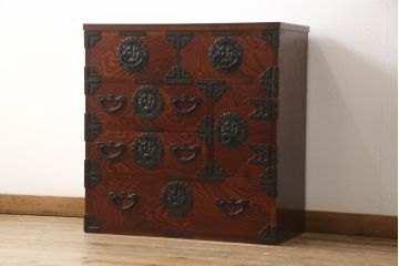 中古　美品　岩谷堂箪笥　漆塗り　重厚感のある立派な金具が威厳を放つ車箪笥(和箪笥、和タンス、衣装たんす、収納タンス、引き出し)(R-061657)