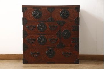 中古　美品　岩谷堂箪笥　漆塗り　重厚感のある立派な金具が威厳を放つ車箪笥(和箪笥、和タンス、衣装たんす、収納タンス、引き出し)(R-061657)
