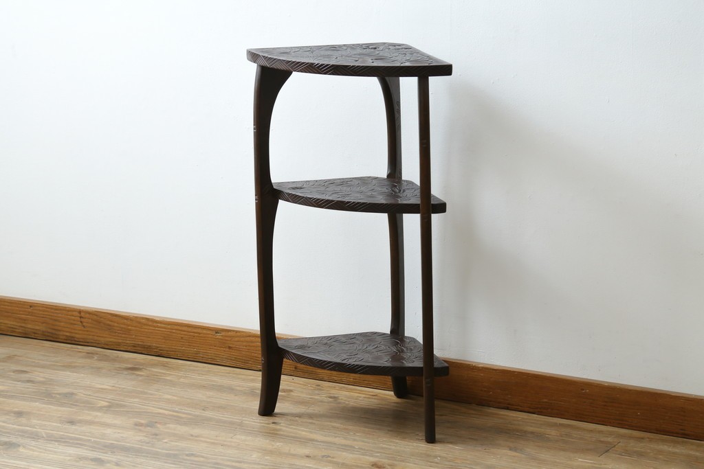 中古　伝統工芸　日光彫り　ダイナミックな花の意匠が存在感のあるコーナーラック　(R-061658)