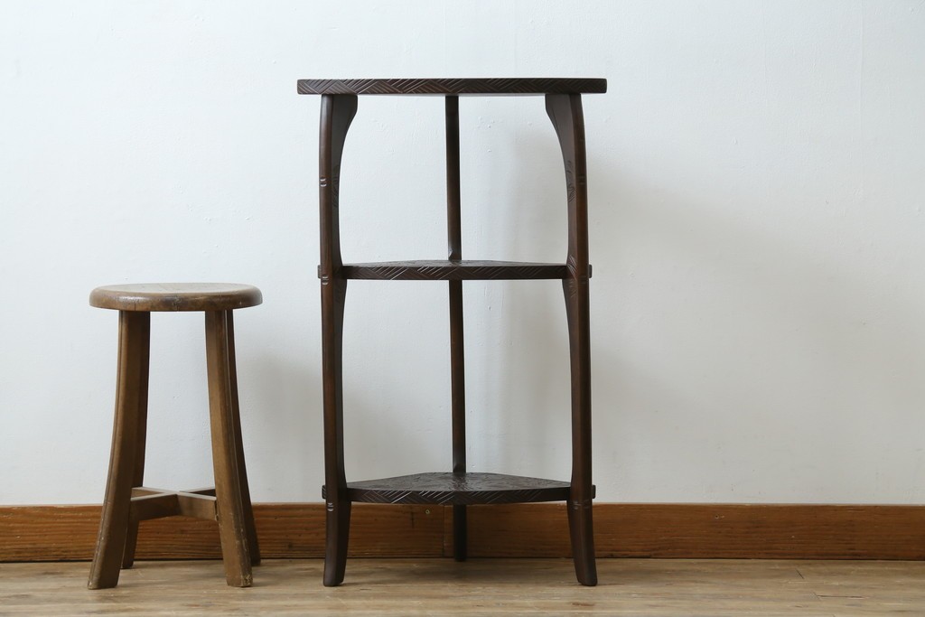 中古　伝統工芸　日光彫り　ダイナミックな花の意匠が存在感のあるコーナーラック　(R-061658)